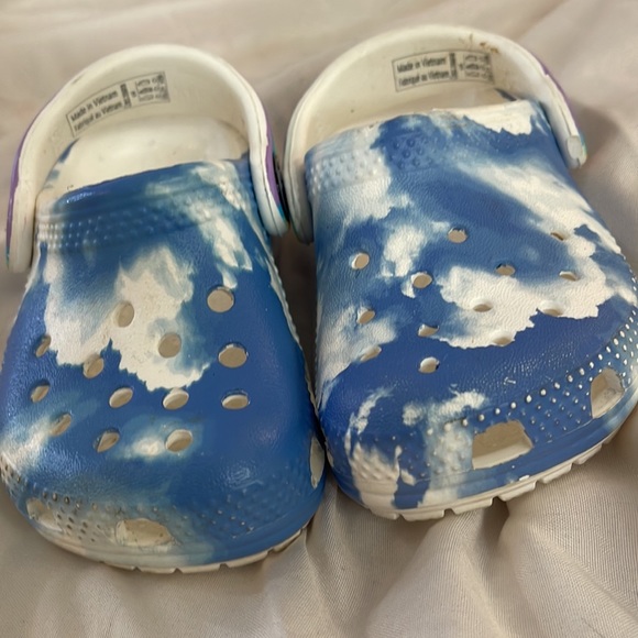 Sky Rainbow Crocs Size 4, Toddler - Picture 3 of 3